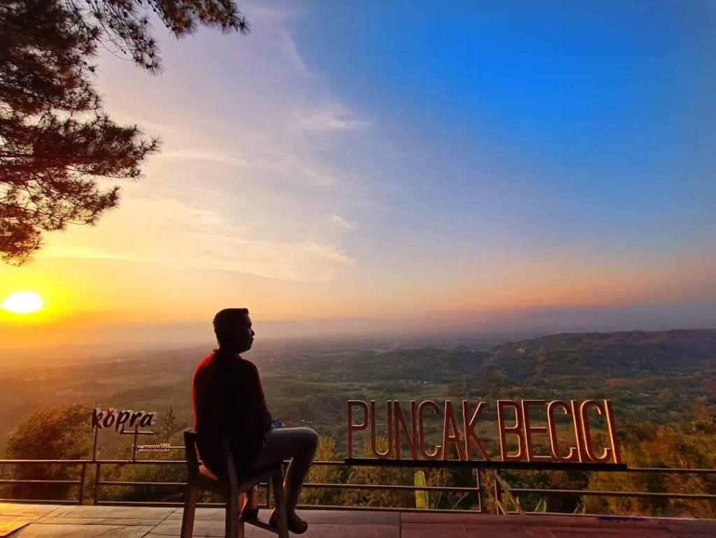 Area panggung seni di wisata Puncak Becici