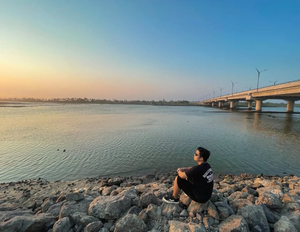 Foto di pinggir air salah satu kawasan wisata Laguna View Depok
