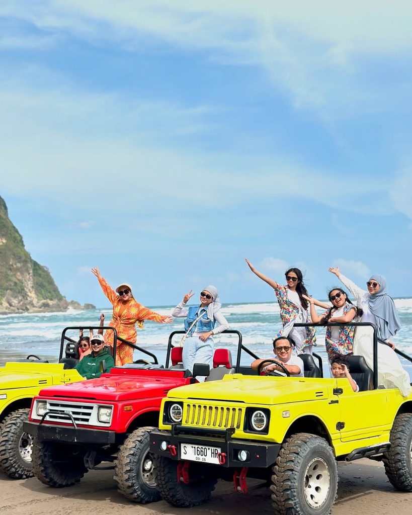 Dokumentasi Jeep pantai Parangtritis dengan view pantai, sumber: instagram
