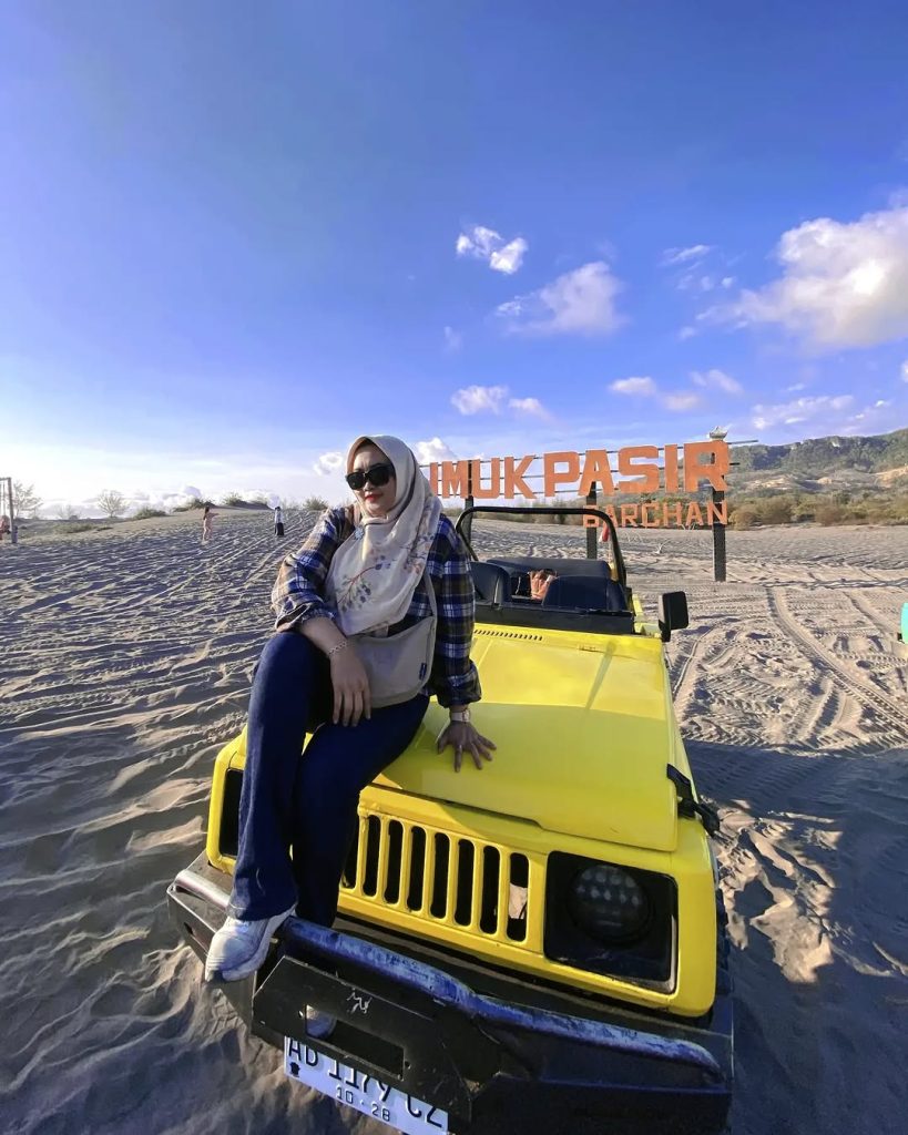 Dokumentasi Jeep Gumuk Pasir dengan background ikonik Gumuk Pasir, sumber: instagram