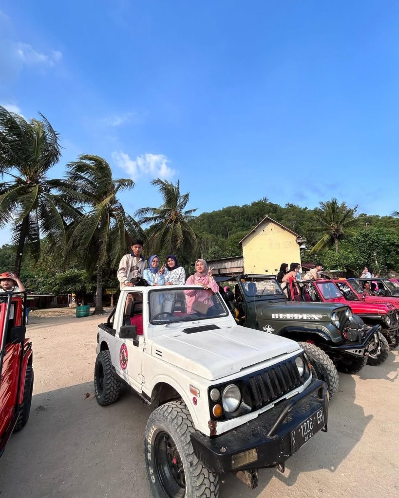 Dokumentasi Jeep pantai Gunungkidul dengan view pantai pasir putih, sumber: instagram