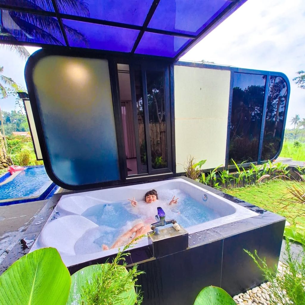 Suasana Nira Camper Village yang asri dan unik, sumber: instagram