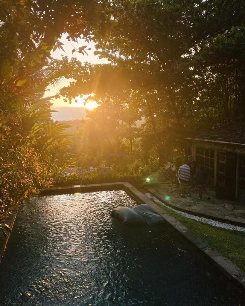 Fasilitas kolam renang dengan view cantik ketika sore hari, sumber: instagram