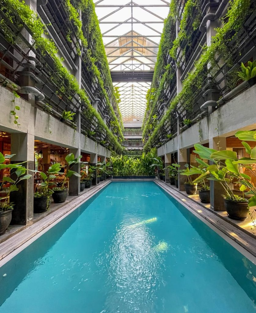 Salah satu spot dan fasilitas di Greenhost Boutique Hotel tampak asri dan sejuk, sumber: instagram