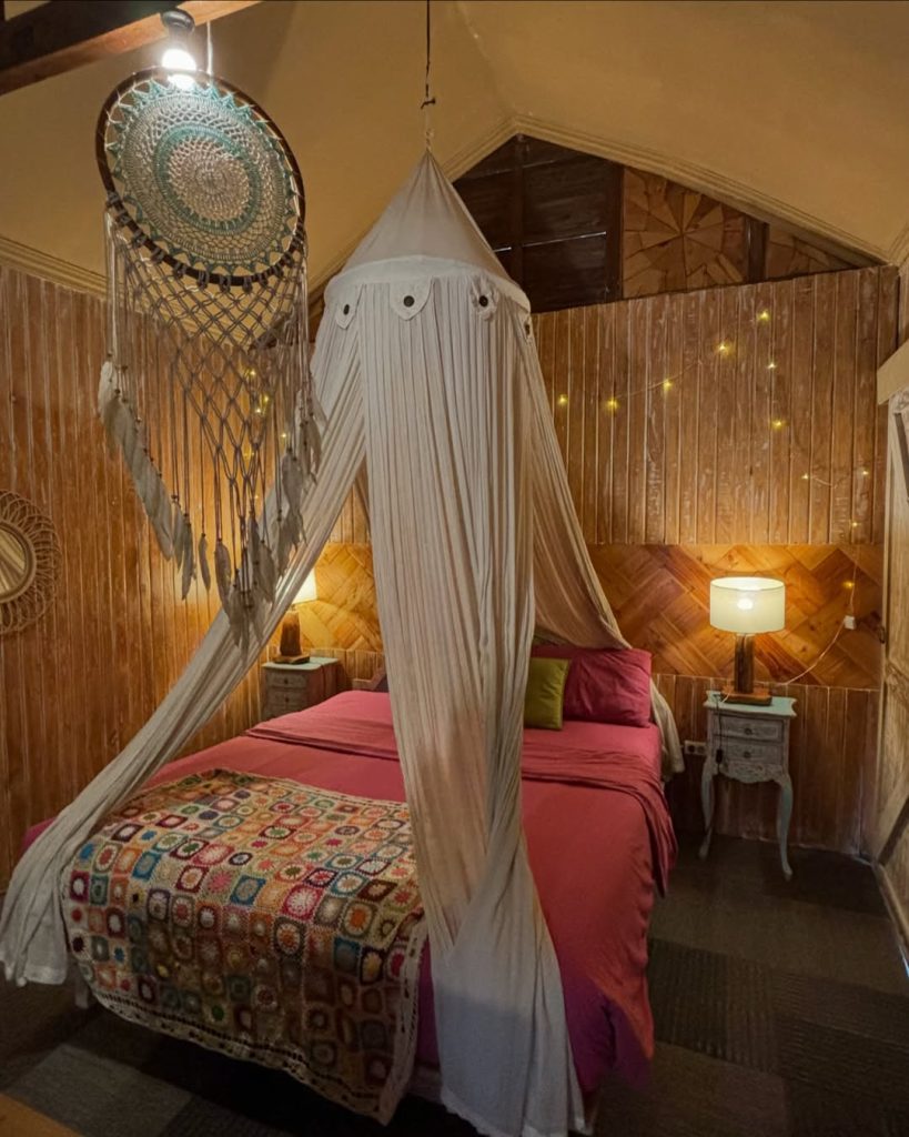 Salah satu kamar di La Luna Resort yang unik dan nyentrik, sumber: instagram