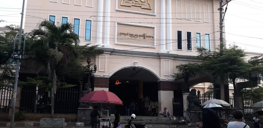Kompleks bangunan Beteng Trade Center yang tampak kokoh, sumber: gmaps