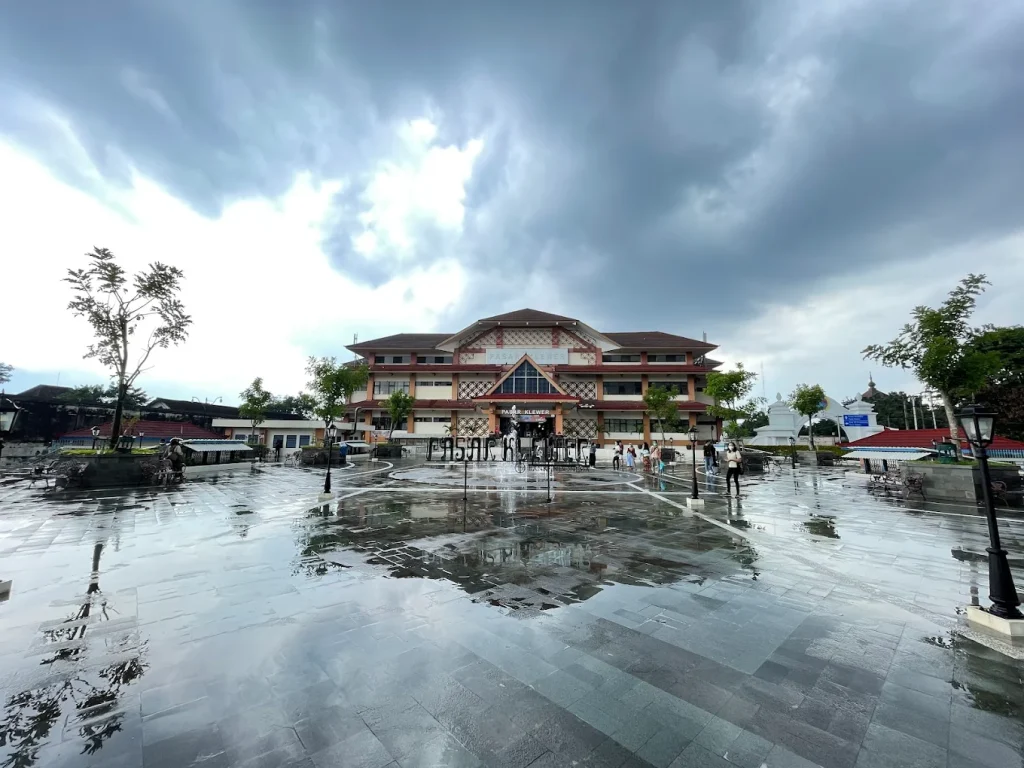 Area Pasar Klewer yang megah dan bersih, sumber: gmaps
