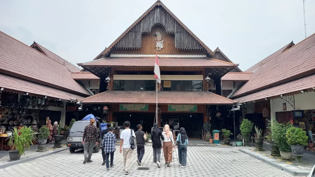 Pasar Triwindu yang menjajakan aneka kerajinan unik, sumber: gmaps