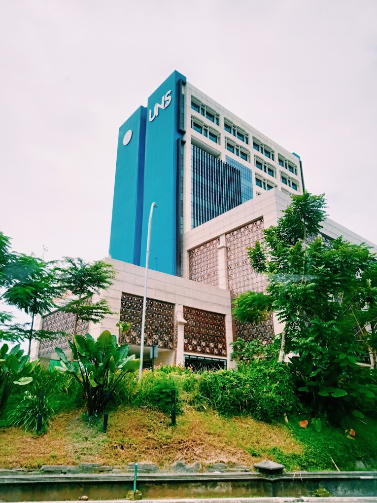 Ilustrasi salah satu gedung kampus Universitas Sebelas Maret (UNS) yang gagah, sumber: gmaps