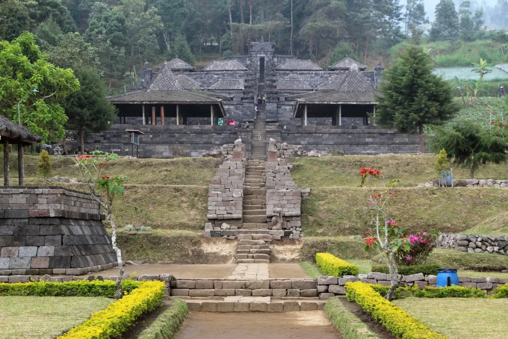 Kompleks Candi Cetho yang kental akan sejarah di masa lampau, sumber: gmaps