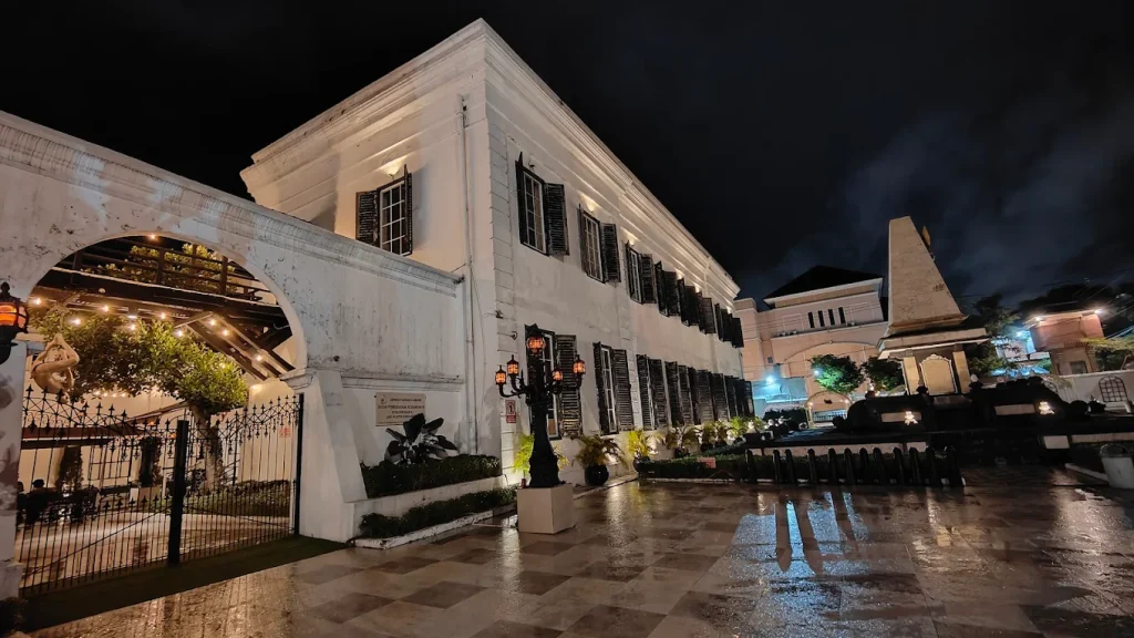 Suasana bangunan di Gedung Djoeang 45 ketika malam hari, sumber: gmaps