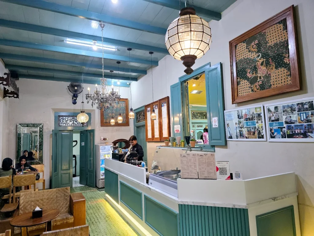 Kooken Cafe yang tampak unik dan klasik, sumber: gmaps