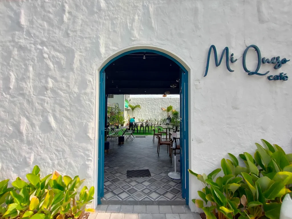 Mi Queso Cafe dilihat dari salah satu pintu masuk, sumber: gmaps