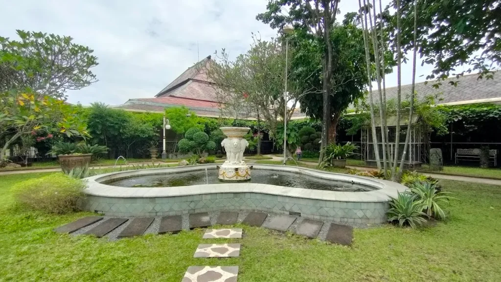 Air mancur di dalam area Pura Mangkunegaran, sumber: gmaps