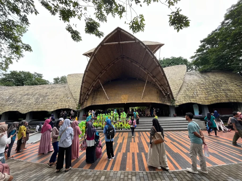 Pintu masuk wisata Solo Safari yang artistik, sumber: gmaps