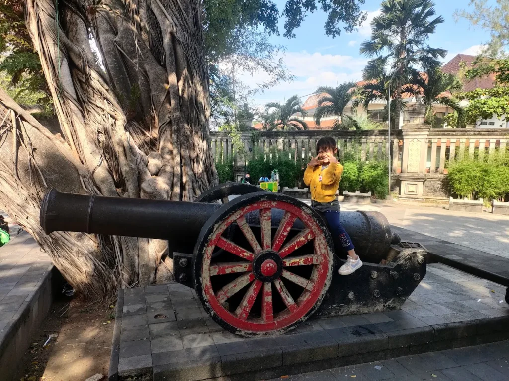 Spot meriam yang berada di bagian depan Taman Sriwedari, sumber: gmaps