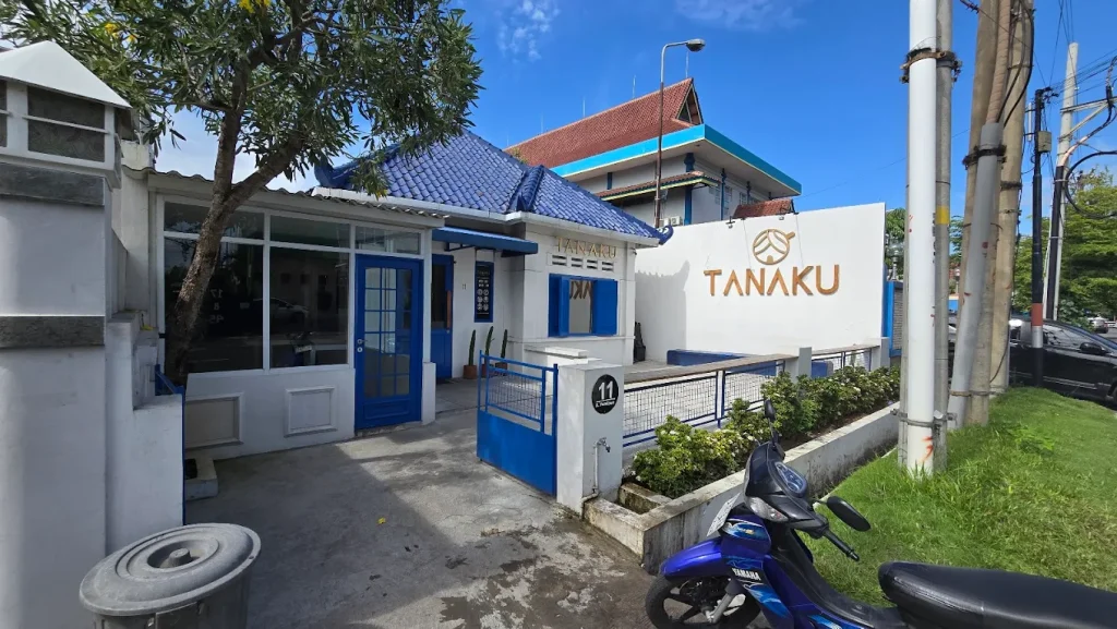 Tampak depan Tanaku Kopi yang memili nuansa unik, sumber: gmaps