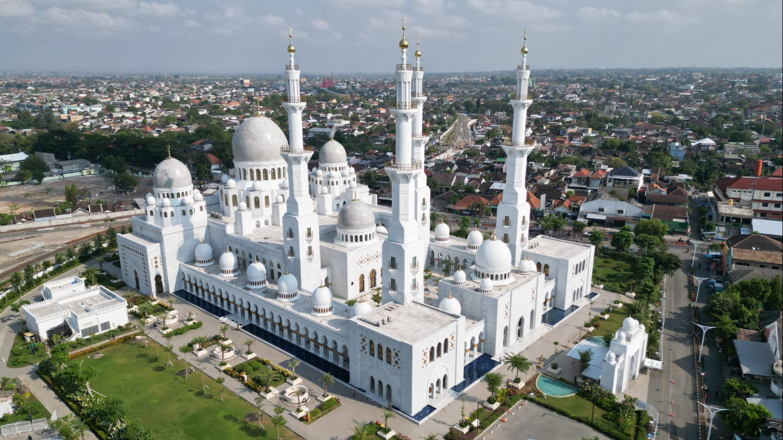 Sejarah Masjid Raya Sheikh Zayed Solo