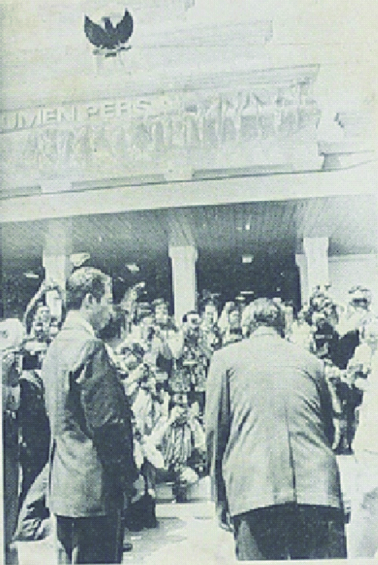 ada Tanggal 9 Februari Tahun 1978 kemudian Presiden Soeharto meresmikan monumen pers nasional