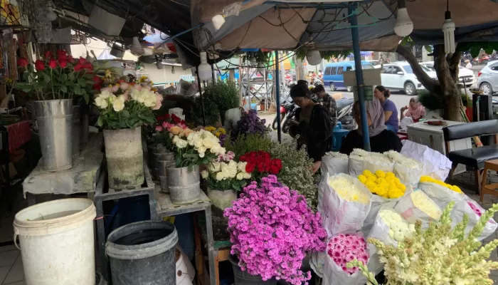 pasar ini menyediakan berbagai pilihan bunga segar, mulai dari bunga hasil budidaya lokal, bunga impor, bunga tabur, hingga perlengkapan untuk keperluan ziarah atau ubo rampe. 