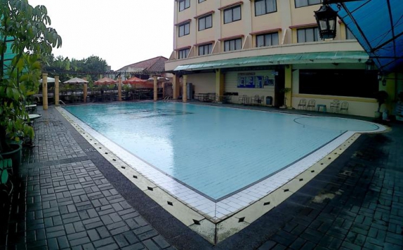 Hotel ini menawarkan kenyamanan menginap dengan fasilitas yang memadai dan lokasi yang cukup strategis. 