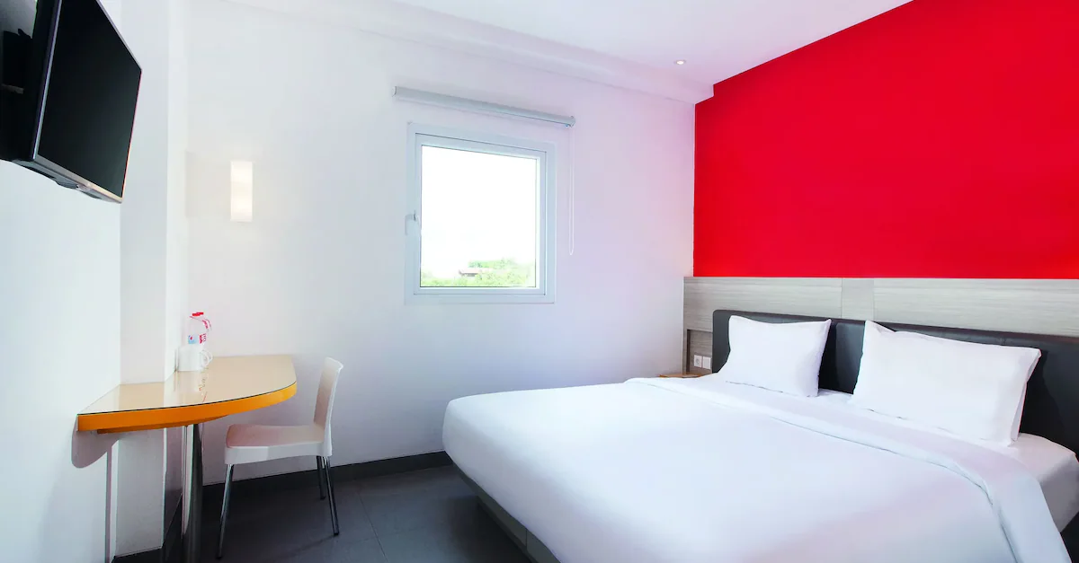 Amaris hotel sriwedari, hotel dengan konsep modern minimalis yang segar dan penuh warna.