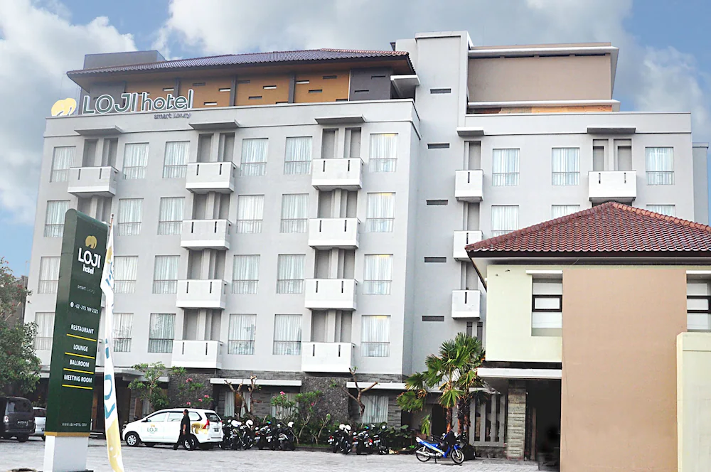 otel  bintang tiga ini yang menawarkan suasana nyaman dan fasilitas lengkap
