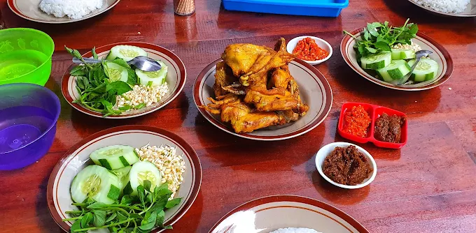 Ayam goreng yang disajikan bersama nasi hangat dan lalapan, sumber : gmaps