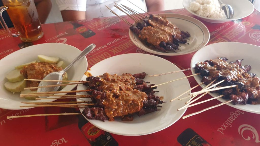 Sate kere yang disajikan bersama kuah kacang dan lontong, sumber : indoneisabuzz