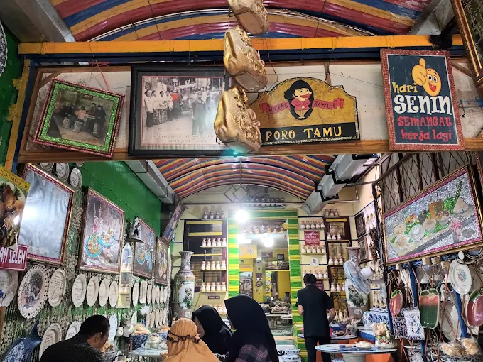 Desain interior unik yang ada di dalam warung selat Mbak Lies, sumber :gmaps
