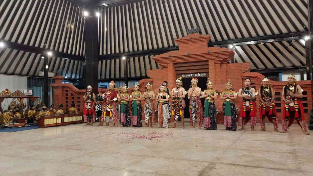 wayang orang lakon surmengkara menajdi salah satu kesenian yang dpentaskan dalam event akhir tahun Jogja 