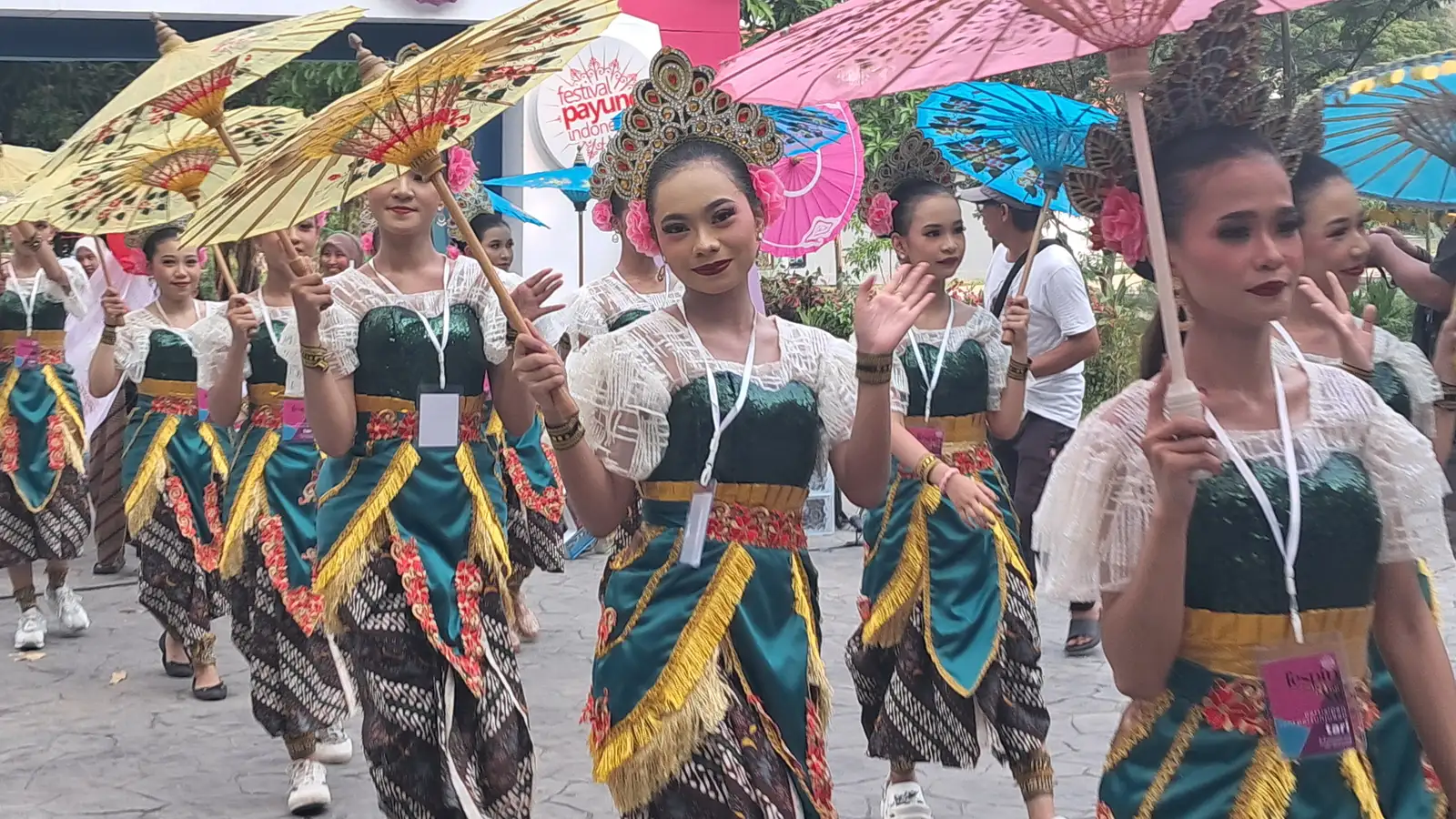 festival payung, salah satu pertunjukan di acara balefest