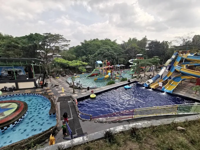 Waterpark yang ada di SKE, salah satu destinasi wisata keluarga favorit di Kota Jogja