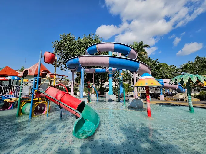 Waterpark yang ada di kids fun, salah satu destinasi wisata keluarga di Kota Jogja