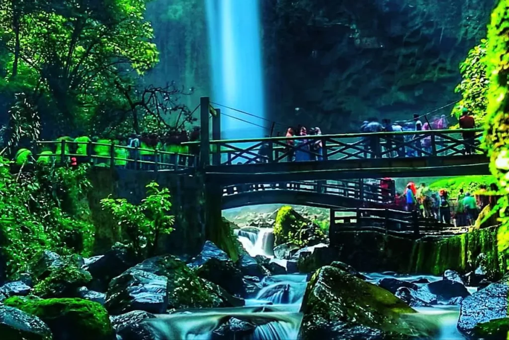 Pemandangan indah di lokasi air terjun grojogan sewu