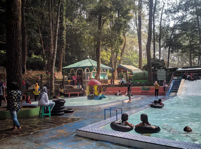 Fasilitas kolam renang yang ada di Grojogan Sewu