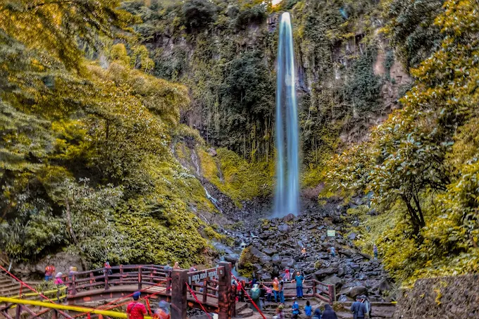 air terjun grojogan sewu yang tingginya 81 meter