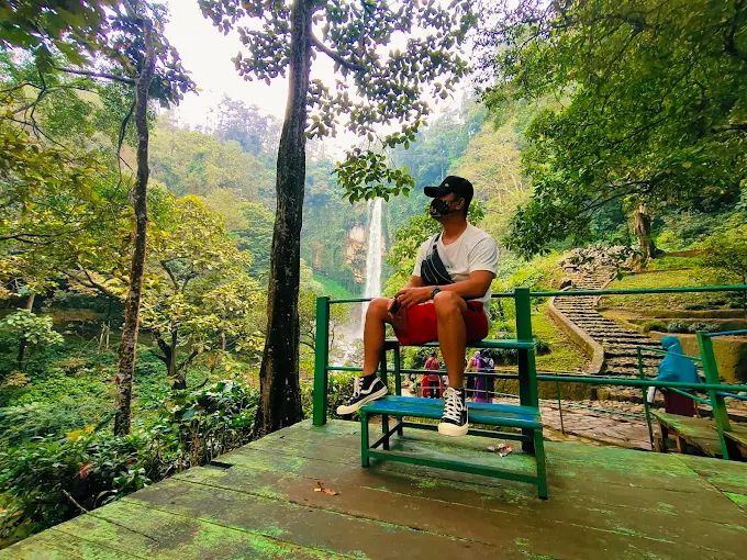 Duduk santai sambil menikmati keanekaragaman hayati