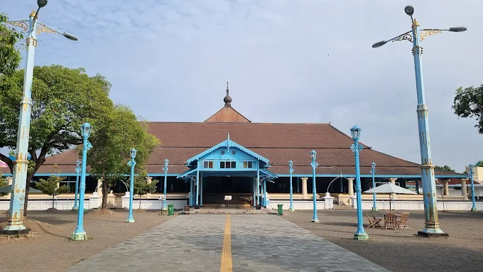 Kemegahan atap bertingkat Masjid Agung Surakarta