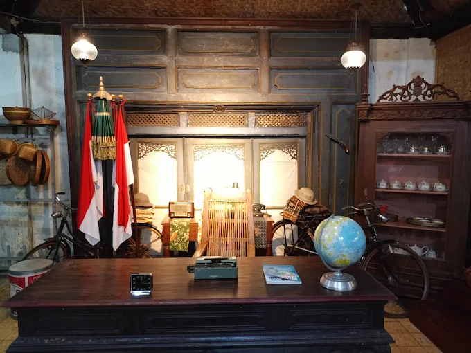 Interior rumah kuno dengan ukiran kayu jati