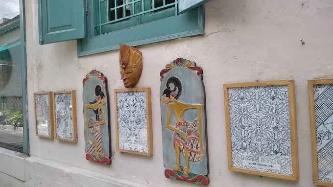 Dinding yang berhias seni batik di Kampung Kauma