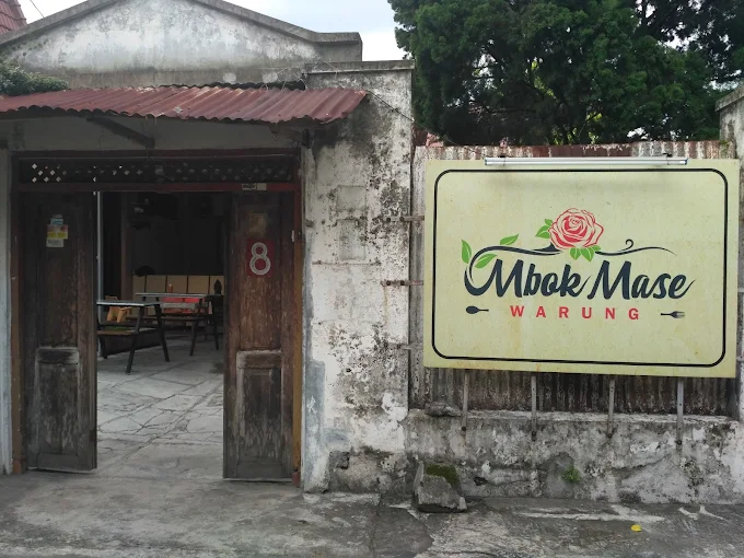 Warung dengan arsitektur eskostis milik juragan batik jaman dulu