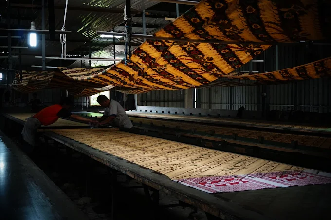Proses pengolahan kain batik oleh pengrajin