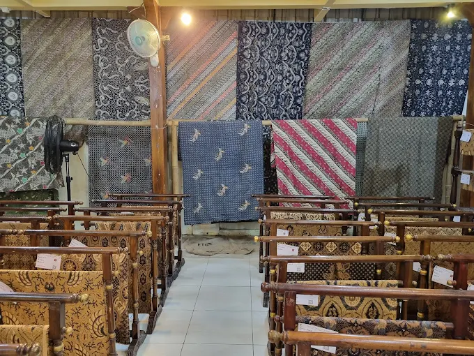 Koleksi batik yang diproduksi seniman Laweyan