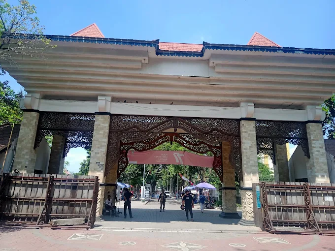 Suasana gerbang masuk Taman Balekambang Solo yang asri dengan pepohonan rindang