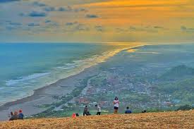 Menikmati senja di Bukit Paralayang, Jogja.