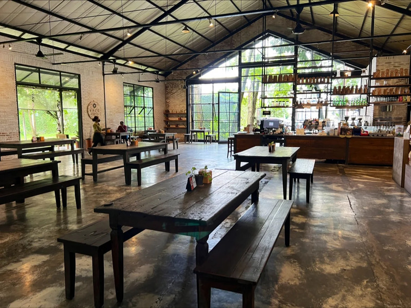 Epic Coffee dengan suasana industrial.