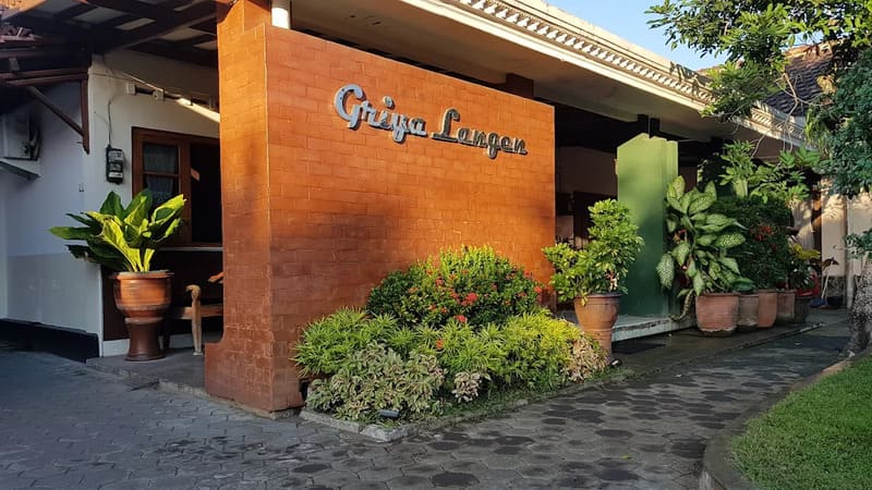 Griya Langen punya area parkir yang lebih besar dari guesthouse sejenisnya di sekitar Malioboro.