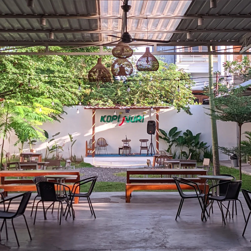 Kopi nuri yang tenang dengan konsep semi-outdoor.