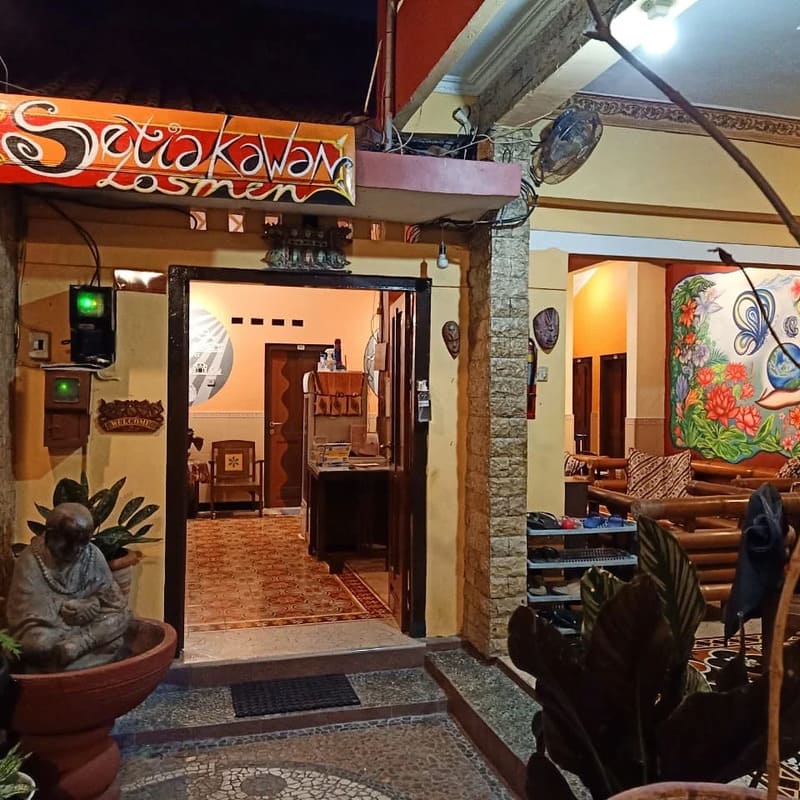 Losmen Setia Kawan menawarkan pengalaman menginap di rumah joglo tradisional.